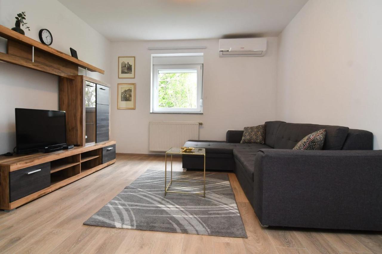 Apartman Gluic Sinj Luaran gambar